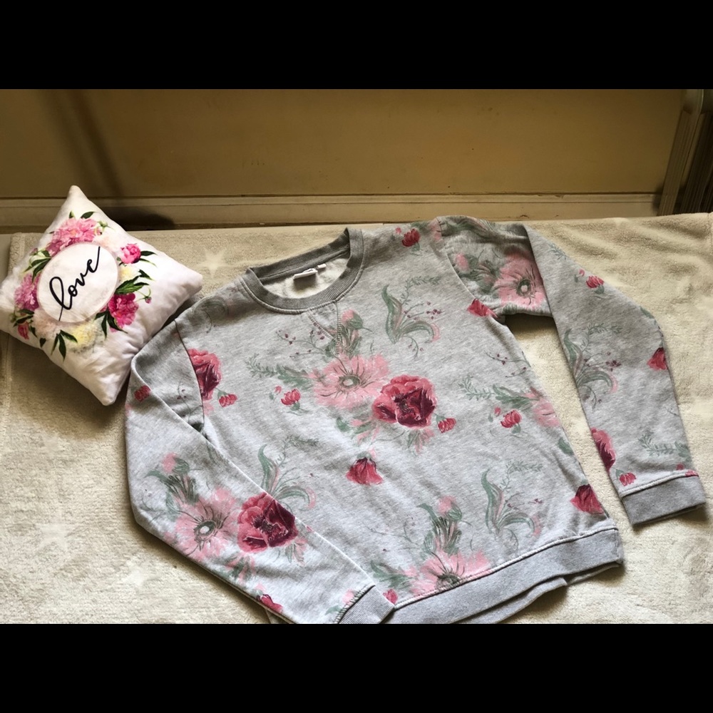 grey floral patterned sweatshirt 🤍🤍